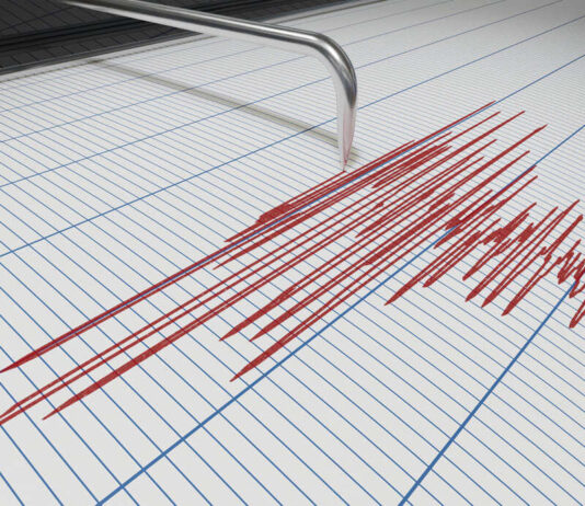 Campi Flegrei, sciame sismico con oltre 100 scosse: evacuate 11 famiglie a Pozzuoli