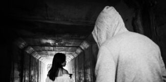 Stalking e insulti razzisti a una ragazza a Napoli, misure cautelari per un minore e un maggiorenne