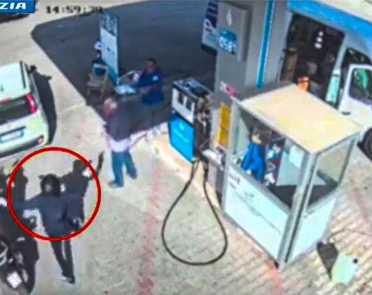 Sant’Anastasia, Somma Vesuviana e Pomigliano: cinque rapine in due ore con maschere da film. Arrestati due uomini