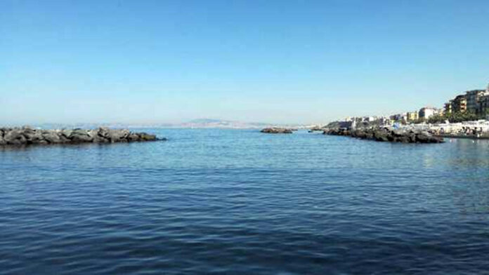 Torre del Greco, ritrovati presunti ordigni bellici nei fondali: scatta il divieto di navigazione e balneazione Torre del Greco, ritrovati presunti ordigni bellici nei fondali: scatta il divieto di navigazione e balneazione