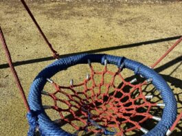 Boscotrecase, riparata l’altalena del parco giochi di piazza Municipio: “Abbiatene cura”