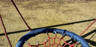 Boscotrecase, riparata l’altalena del parco giochi di piazza Municipio: “Abbiatene cura”