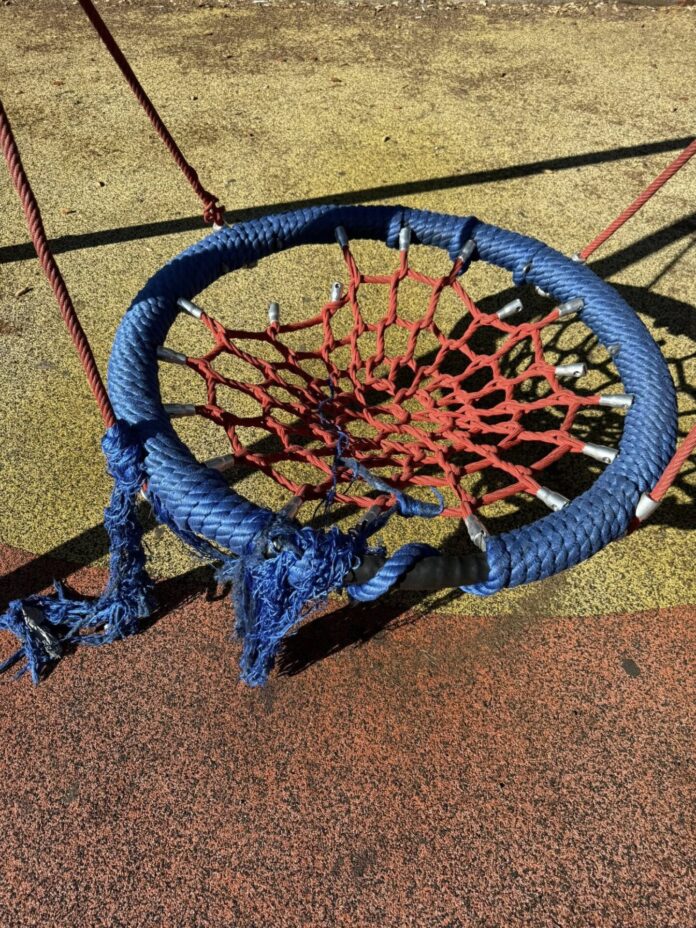 Boscotrecase, riparata l’altalena del parco giochi di piazza Municipio: “Abbiatene cura”