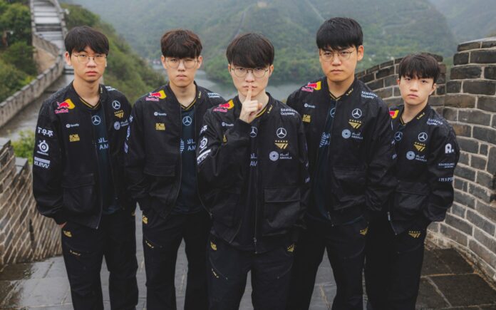 League of Legends Worlds 2025: i T1 eliminano i 100 Thieves e restano in corsa per la top 8 League of Legends Worlds 2025: i T1 eliminano i 100 Thieves e restano in corsa per la top 8