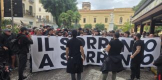 Sorrento, tifosi in piazza per chiedere il ritorno della squadra allo stadio cittadino