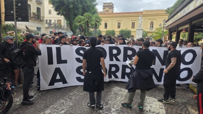 Sorrento, tifosi in piazza per chiedere il ritorno della squadra allo stadio cittadino Sorrento, tifosi in piazza per chiedere il ritorno della squadra allo stadio cittadino