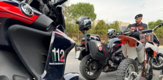 Napoli: 15enne fugge al posto di blocco in auto, 17enne impennava su moto rubata