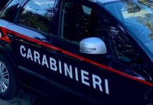 Napoli, padre infuriato con i carabinieri: il figlio minorenne era senza patente e su scooter non assicurato Napoli, padre infuriato con i carabinieri: il figlio minorenne era senza patente e su scooter non assicurato