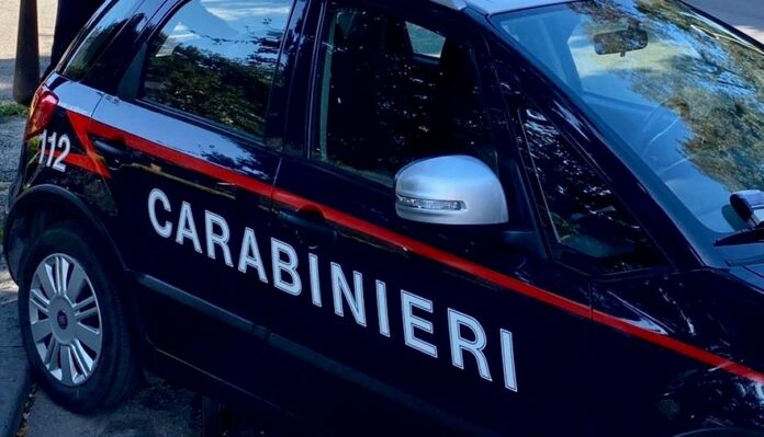 Napoli, padre infuriato con i carabinieri: il figlio minorenne era senza patente e su scooter non assicurato Napoli, padre infuriato con i carabinieri: il figlio minorenne era senza patente e su scooter non assicurato