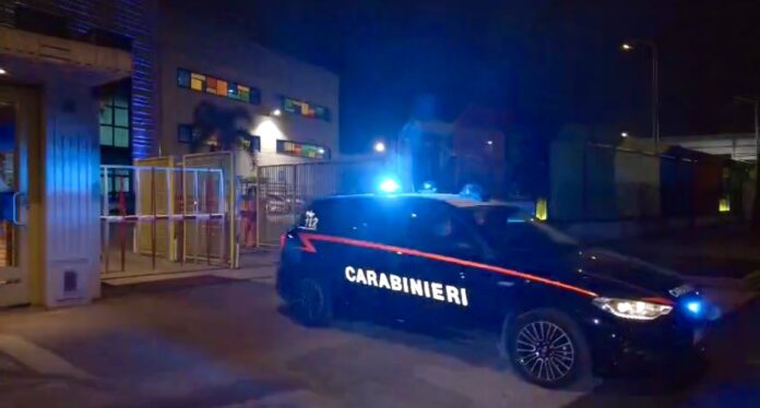Afragola, raid armato nella notte: esplosi 40 colpi contro un’abitazione Afragola, raid armato nella notte: esplosi 40 colpi contro un’abitazione