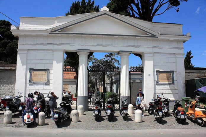 Castellammare di Stabia, commemorazione dei defunti 2025: ecco il dispositivo di traffico e il servizio navetta gratuito