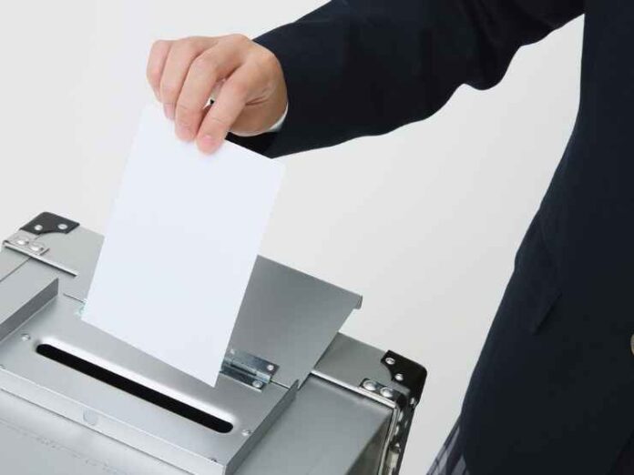 Regionali in Campania, affluenza in forte calo: alle 12 supera di poco l’8%