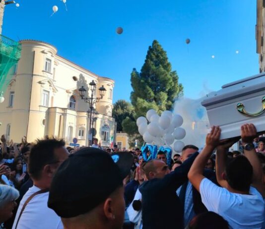 Angri, addio a "Paky": moto rombanti e palloncini in ricordo del giovane