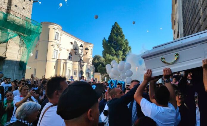 Angri, addio a "Paky": moto rombanti e palloncini in ricordo del giovane