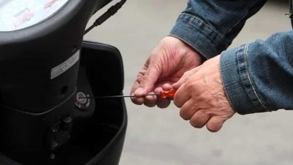 Napoli: tenta di rubare uno scooter in piazza Trieste e Trento, arrestato 44enne Napoli: tenta di rubare uno scooter in piazza Trieste e Trento, arrestato 44enne