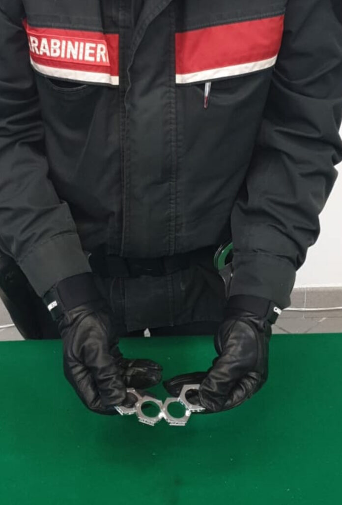 Gragnano, controlli dei Carabinieri nella movida: denunciato un 16enne con un tirapugni e sequestrati 7 chili di droga Gragnano, controlli dei Carabinieri nella movida: denunciato un 16enne con un tirapugni e sequestrati 7 chili di droga