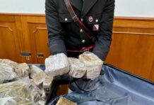 Giugliano in Campania: arrestato 38enne per droga, sequestrati hashish e cocaina