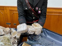 Giugliano in Campania: arrestato 38enne per droga, sequestrati hashish e cocaina