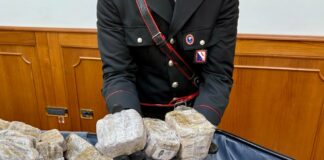 Giugliano in Campania: arrestato 38enne per droga, sequestrati hashish e cocaina