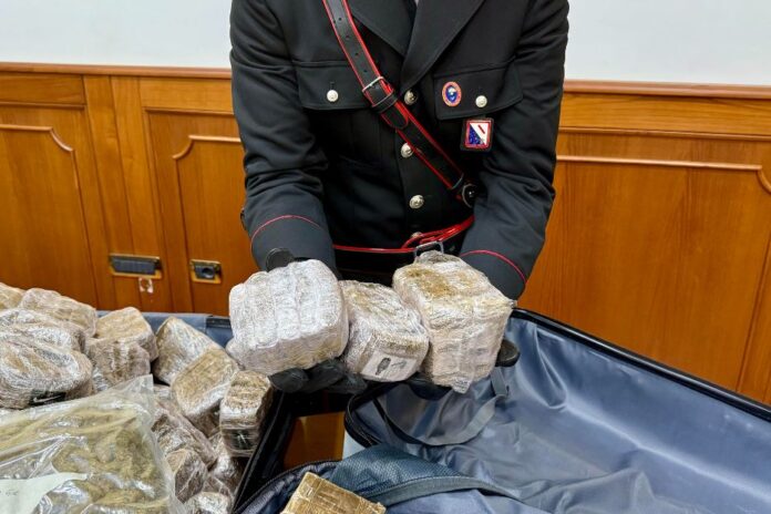 Giugliano in Campania: arrestato 38enne per droga, sequestrati hashish e cocaina