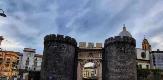 Napoli, 52enne aggredito a Porta Capuana: ferito alla gamba con una palma