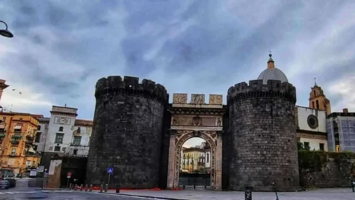 Napoli, 52enne aggredito a Porta Capuana: ferito alla gamba con una palma