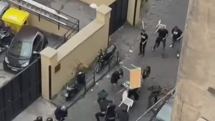 Napoli, scontri tra ultrà alla vigilia della Champions: ferito un tifoso dello Sporting