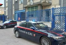 Pagani, lite condominiale finisce nel sangue: tre feriti tra coltellate e un investimento