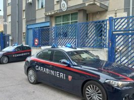 Pagani, lite condominiale finisce nel sangue: tre feriti tra coltellate e un investimento