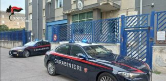 Pagani, lite condominiale finisce nel sangue: tre feriti tra coltellate e un investimento