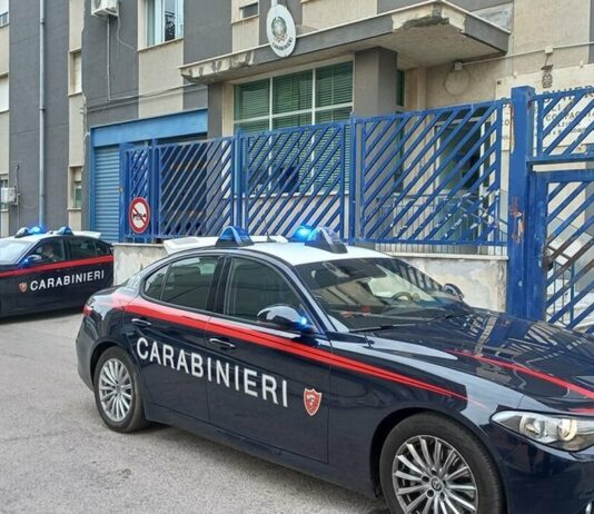 Pagani, lite condominiale finisce nel sangue: tre feriti tra coltellate e un investimento