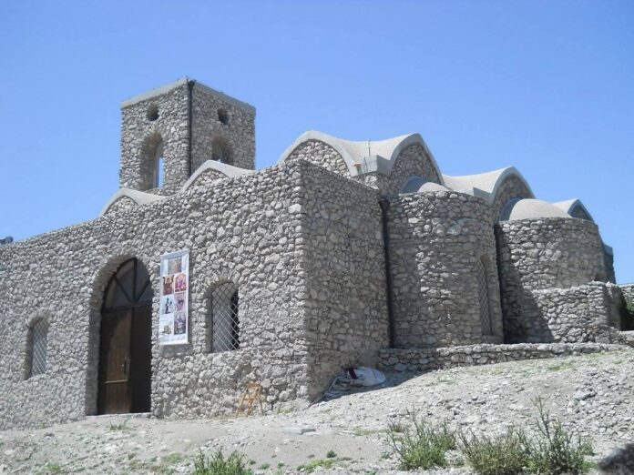 Una strada comunale per accedere al Castello di Pino, il luogo più iconico e amato di Pimonte