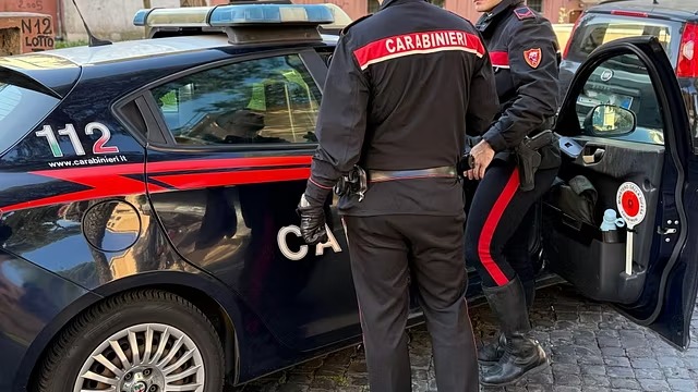 Napoli, Corso Garibaldi: sorpreso con la droga, arrestato 21enne dalla Polizia Napoli, Corso Garibaldi: sorpreso con la droga, arrestato 21enne dalla Polizia