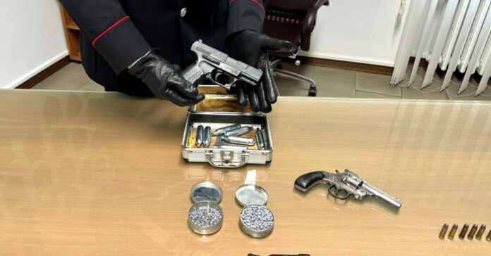 Pimonte: minaccia vicini con una pistola, disposto il divieto di dimora per un 53enne Pimonte: minaccia vicini con una pistola, disposto il divieto di dimora per un 53enne
