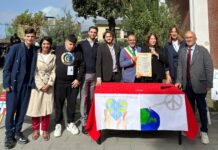 Casola, giornata dei Sindaci per la Pace alla scuola “Felice Greco”: piantato l’Albero della Pace Casola, giornata dei Sindaci per la Pace alla scuola “Felice Greco”: piantato l’Albero della Pace