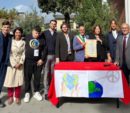 Casola, giornata dei Sindaci per la Pace alla scuola “Felice Greco”: piantato l’Albero della Pace