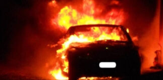Giugliano in Campania, auto e scooter in fiamme: indagini in corso, possibile pista dolosa