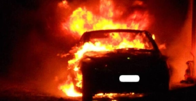Giugliano in Campania, auto e scooter in fiamme: indagini in corso, possibile pista dolosa Giugliano in Campania, auto e scooter in fiamme: indagini in corso, possibile pista dolosa