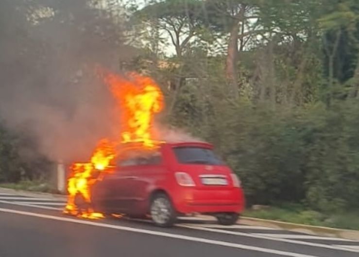 auto in fiamme torre annunziata