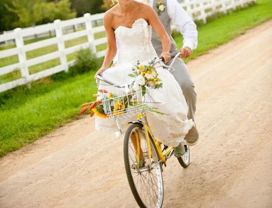 auto-per-matrimonio-ph-Lindsay-B-Photography-via-Style-Me-Pretty