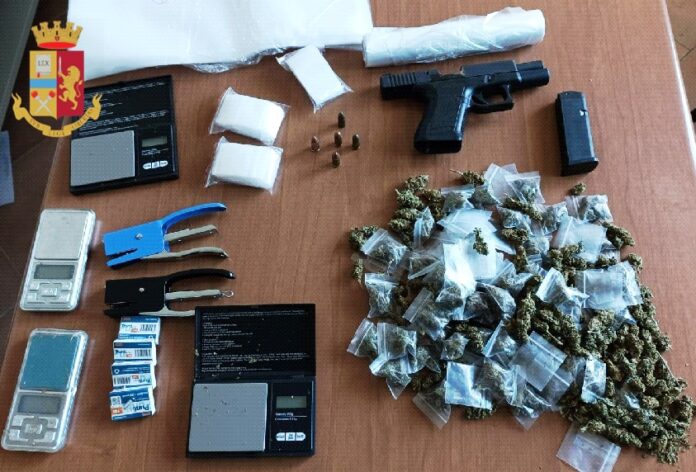 Napoli, Barra: sorpreso con droga e munizioni, arrestato un 19enne Napoli, Barra: sorpreso con droga e munizioni, arrestato un 19enne