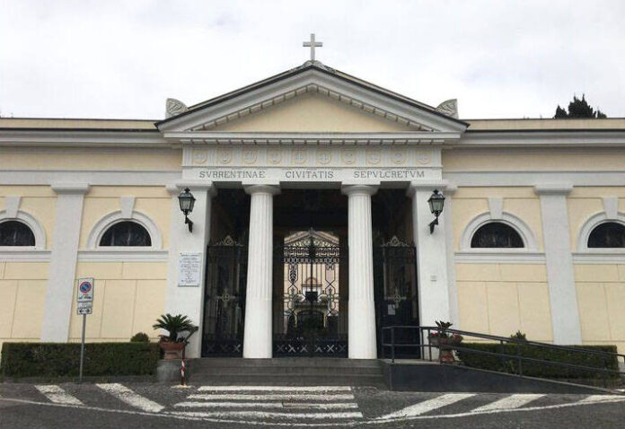 Sorrento, dispositivo traffico per la Commemorazione dei Defunti: orari straordinari per il cimitero comunale e limitazioni alla circolazione