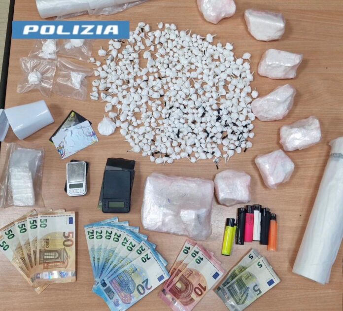 Napoli: sorpreso in casa con circa 2 kg di droga, arrestato 31enne dalla Polizia