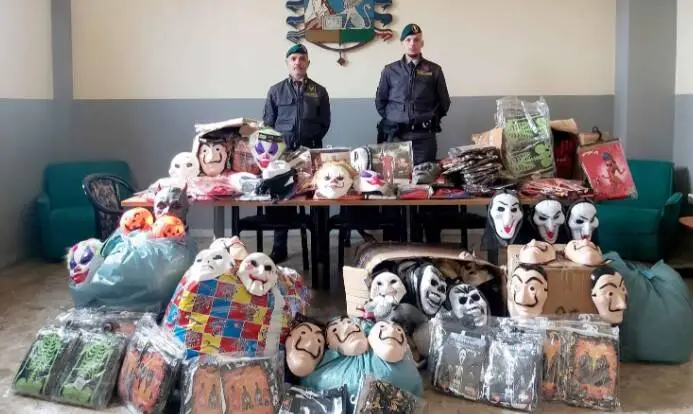 Operazione Halloween: sequestrati 100mila prodotti tra Castellammare e Poggiomarino Operazione Halloween: sequestrati 100mila prodotti tra Castellammare e Poggiomarino
