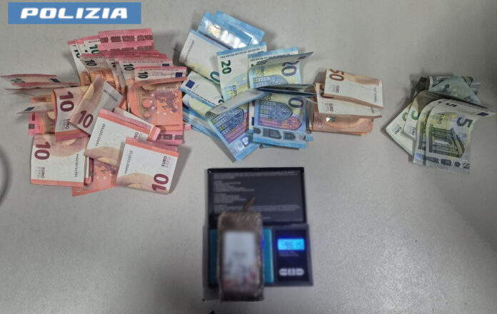 Napoli, piazza Principe Umberto: sorpreso con la droga, arrestato un 42enne dalla Polizia