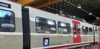 Vandali imbrattano il nuovo treno della Circumvesuviana prima della sua entrata in servizio