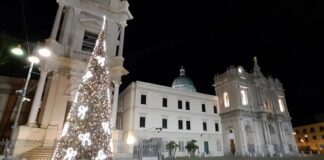 Pompei si illumina di nuovo: 500mila euro per le luminarie natalizie, tra fede, bellezza e innovazione