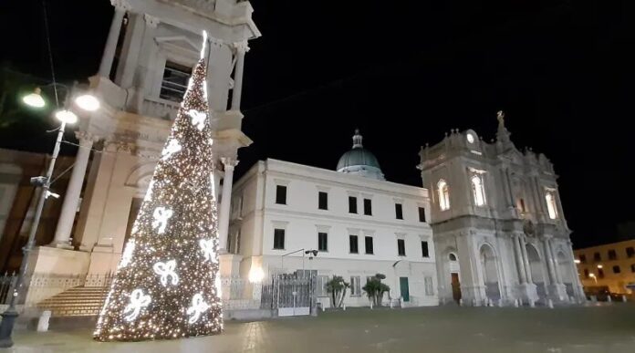 Pompei si illumina di nuovo: 500mila euro per le luminarie natalizie, tra fede, bellezza e innovazione Pompei si illumina di nuovo: 500mila euro per le luminarie natalizie, tra fede, bellezza e innovazione