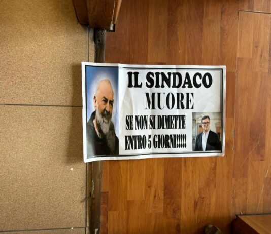 San Giuseppe Vesuviano, minacce al sindaco: manifesto choc affisso al municipio, scatta la denuncia ai carabinieri