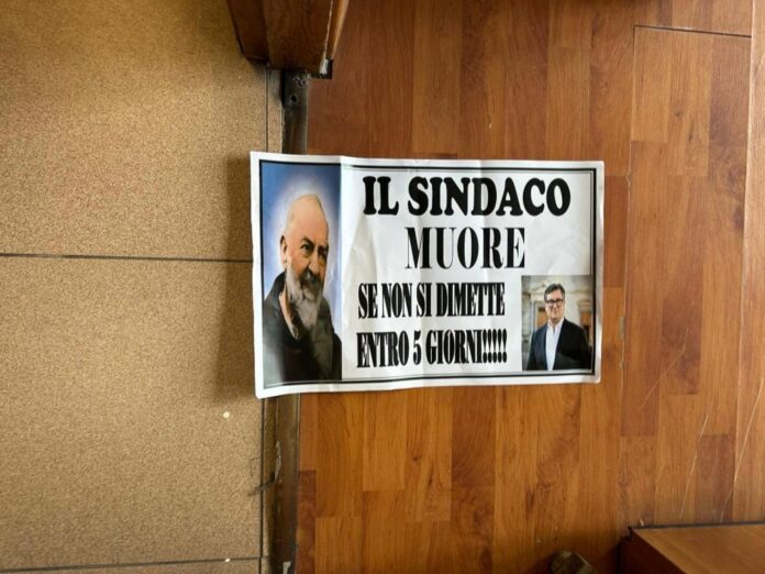 San Giuseppe Vesuviano, minacce al sindaco: manifesto choc affisso al municipio, scatta la denuncia ai carabinieri San Giuseppe Vesuviano, minacce al sindaco: manifesto choc affisso al municipio, scatta la denuncia ai carabinieri